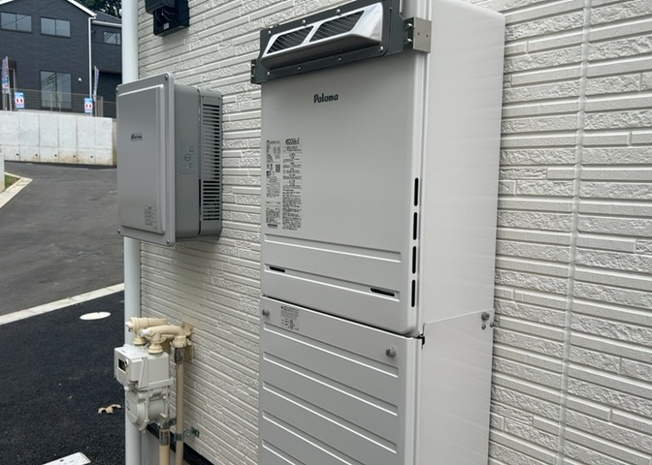 【発電・温水設備】 | 薬師台新築戸建 | 省エネ給湯器とは従来型の給湯器より熱効率が高く、少ない燃料でたくさんのお湯を沸かすことが出来る高効率な給湯器のことを指します。また、省エネ給湯器には種類があり、利便性や効果なども様々です。