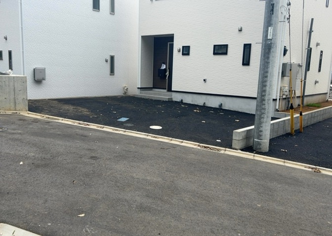 【前面道路含む現地写真】 | 薬師台新築戸建 | お持ちの車種によっては前面道路が広い方が便利でしょう。しかし、前面道路が広ければその分交通量が多くなるため、騒音などが気になる場合があります。実際に現地を見学し、周辺交通量や騒音などを確認しましょう！