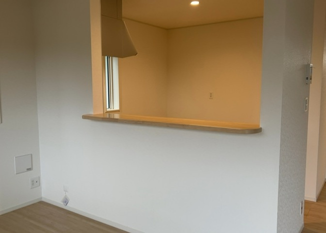 【キッチン】 | 薬師台新築戸建 | DKの物件でも広く見せたい方は、ダイニングスペースを広く使えるように工夫しましょう。低めのダイニングソファを置くと、家具の圧迫感が減り、広く見せることができ、ダイニングをリビングのように使用できます！