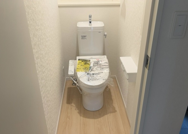【トイレ】 | 薬師台新築戸建 | トイレは大きさや形、機能、抗菌性などが異なる多種多彩なタイプが各メーカーから出ています。それぞれに良さがあるため、事前にどういったタイプのトイレがいいのかをご家庭内で決めて、内見に行くといいでしょう。