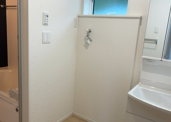 【脱衣所】 | 薬師台新築戸建 | 多くの戸建て住宅で見かける洗面脱衣所は、洗面台と洗濯機が2畳ほどのスペースに並べられていて、洗面所が脱衣所を兼ね備えている間取りが一般的です。お客様が利用することもある、パブリックな空間でもあります。