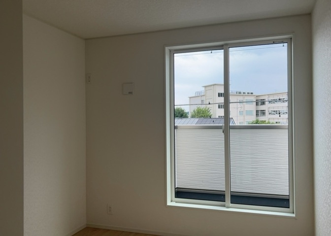 【寝室】 | 薬師台新築戸建 | 寝室でゆっくりと過ごすためにはベッド周りの適度な空間を担保することや窓の位置、照明の明るさ、寝室の広さなどを考える必要があります。自身や家族の構成とライフスタイルに併せて寝室にする部屋を選びましょう！