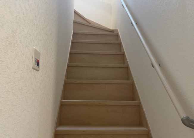 【内装】 | 薬師台新築戸建 | 建物の上下階の通路である階段は、その位置によって動線や室内の印象が大きく左右されます。手摺にも重要な役割があり、転倒の防止・歩行や動作を円滑にして日常生活を支えることを主な目的として設置されています。