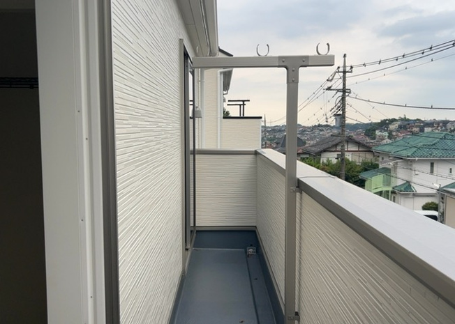 【バルコニー】 | 薬師台新築戸建 | バルコニーは、室外の専用スペースのうち、「屋根がなく開放された空間」であるものを指します。ベランダより広いタイプのものが多く、日当たりもよいため家庭菜園などを楽しみたい人にとって適した環境となります。