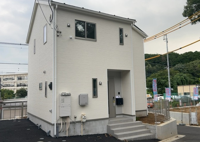 【外観】 | 薬師台新築戸建 | ついに完成致しました！現地をご見学に行く際は、道路の幅や周辺の交通量、施設などをご確認頂くことをおすすめします！物件の流れが早いため、内見をしたい方はお早めに当社営業までお問い合わせ頂きご予約下さい！