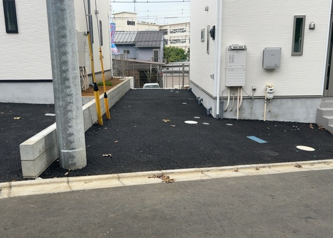 【駐車場】 | 薬師台新築戸建 | 駐車場と明記されていても、最小スペースでつくられた駐車場だと大型車は駐車できなかったり、出入りしにくくなったりする可能性があります。お車のサイズと購入したい物件の駐車場のサイズを現地で確認しましょう。