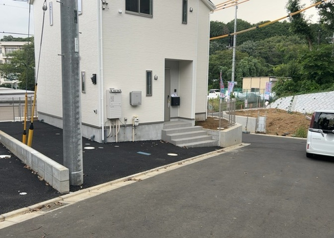 【前面道路含む現地写真】 | 薬師台新築戸建 | 住宅用の土地では前面道路に2m以上接していなければならないと法律で定められています。しかし、お持ちの車のサイズやライフスタイルなどにより、2mでは利便が悪い場合もございますので、事前に確認しましょう。