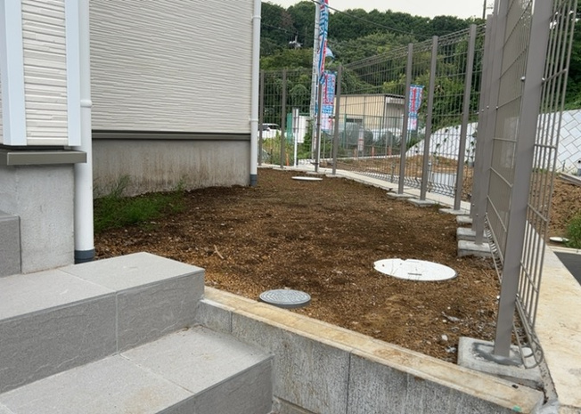 【庭】 | 薬師台新築戸建 | 庭があることでガーデニングや家庭菜園はもちろん、こどもの遊び場やペットを放して遊ぶことができます。また、家の周囲に余裕があるということです。隣地との間があれば、十分な日当たりと、風通しが確保できます。