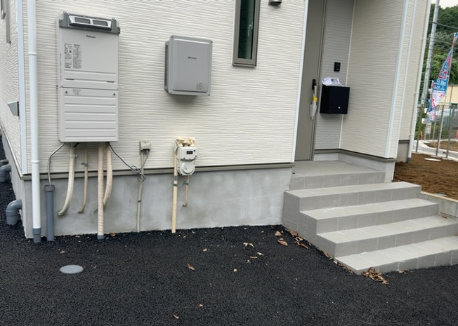 【構造・工法・仕様】 | 薬師台新築戸建 | 木造住宅とは土台、壁、柱など建築物の強度を支える構造体の材に木が使用されている構造を指します。構造体は建物の自重を支えるだけではなく風圧や水圧、積裁荷重などあらゆる衝撃に耐えるための基礎です。