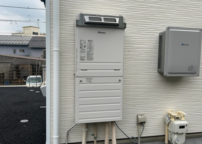 【発電・温水設備】 | 薬師台新築戸建 | 省エネ給湯器とは従来型の給湯器より熱効率が高く、少ない燃料でたくさんのお湯を沸かすことが出来る高効率な給湯器のことを指します。また、省エネ給湯器には種類があり、利便性や効果なども様々です。