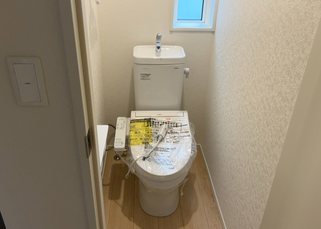 【トイレ】 | 薬師台新築戸建 | トイレは大きさや形、機能、抗菌性などが異なる多種多彩なタイプが各メーカーから出ています。それぞれに良さがあるため、事前にどういったタイプのトイレがいいのかをご家庭内で決めて、内見に行くといいでしょう。