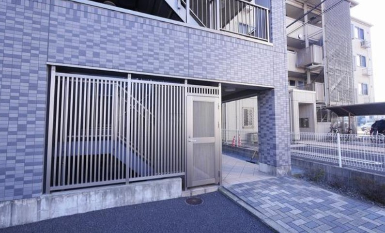 三郷市中央１丁目の賃貸マンションのエントランス