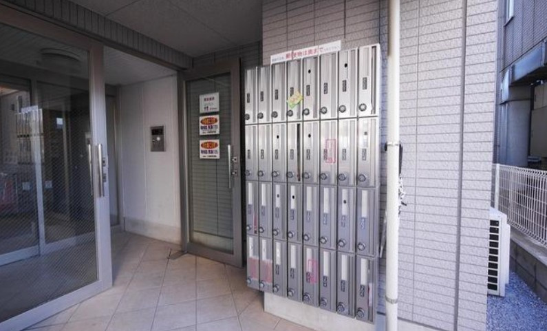 三郷市中央１丁目の賃貸マンションのエントランス