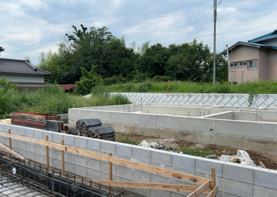 【バルコニー】 | 中荻野新築戸建 | バルコニーは、室外の専用スペースのうち、「屋根がなく開放された空間」であるものを指します。ベランダより広いタイプのものが多く、日当たりもよいため家庭菜園などを楽しみたい人にとって適した環境となります。