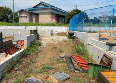 【設備】 | 中荻野新築戸建 | 敷地内には、散水栓や立水栓があります。水道水を直接利用できるため、水を運ぶ手間を省くことが出来ます。大量の水を必要とする洗車作業や清掃などに役立ちます。その他設備とあわせて、現地でご確認ください。