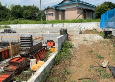 【構造・工法・仕様】 | 中荻野新築戸建 | 木造住宅とは土台、壁、柱など建築物の強度を支える構造体の材に木が使用されている構造を指します。構造体は建物の自重を支えるだけではなく風圧や水圧、積裁荷重などあらゆる衝撃に耐えるための基礎です。