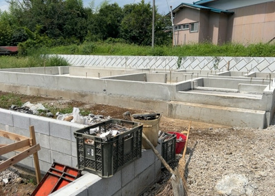 【構造・工法・仕様】 | 中荻野新築戸建 | ベタ基礎とは、柱の位置に関係なく全体に基礎がある事を指し、面積が大きい分建物の重さを全体に分散できます。また、地面からの湿気や害虫を遮断でき、木造住宅で心配されるシロアリ被害を防ぐ効果も期待できます。