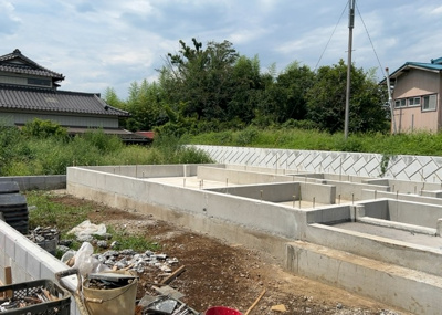 【冷暖房・空調設備】 | 中荻野新築戸建 | 基礎パッキング工法とは、床下の換気確保のため基礎と土台の間に緩衝材を挟み込む工法です。土台の下に数十センチの間隔で設置されるため、全体的な隙間が生まれます。床下換気口に比べて高い通気性が確保されます。