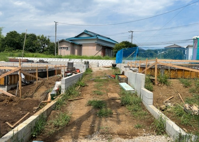 【外観】 | 中荻野新築戸建 | 現地に行くなら、物件の周囲の地形がどうなっているかを見ることも大切です。周辺より低くなっている土地では、大雨などで水が集まりやすいため、地盤が弱くなっているということも考えられるため、注意が必要です。