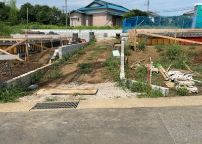 【前面道路含む現地写真】 | 中荻野新築戸建 | 道幅が狭い場所は比較的土地の値段が低いことが多く、また交通量が少ないため騒音が少なく静かな環境で過ごせます。また、小さいお子様がいるご家庭も安心です。一方で車の駐車が難しいというデメリットもあります。