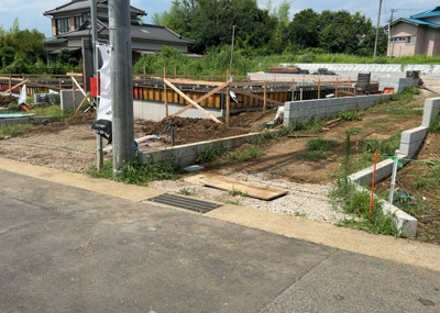 【前面道路含む現地写真】 | 中荻野新築戸建 | 道幅が広い場所は日当たりや風通が良好です。幅が広いのですれ違いも可能ですし大きな車でも駐車可能！一方で、大型車が通ることも多くなるため交通量の増加により騒音に繋がります。また土地の値段が高くなります。
