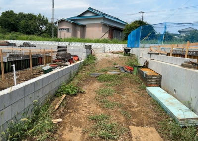 【外観】 | 中荻野新築戸建 | 現在は更地となっています。現地をご見学に行く際は、道路の幅や周辺の交通量、施設などをご確認頂くことをおすすめします！ある程度イメージをつけたいという場合は、同売主の施工事例や完成パースもお見せします。