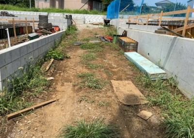 【駐車場】 | 中荻野新築戸建 | 車一台あたりに必要なスペースは、標準サイズの普通自動車で横幅2m50cm、長さ5mは必要になります。ただし、乗降のことも考慮して横幅3m30cm、長さ5m50cmほどは確保できるところを選びましょう。