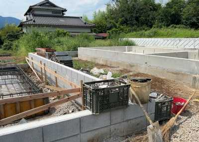 【庭】 | 中荻野新築戸建 | 庭のある家に住むことのメリットとして、子どもたちの遊び場を確保できること、ガーデニングや家庭菜園を楽しめること、明るさを確保できることがあります。また、配置を工夫することでプライバシーが確保できます。