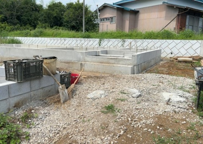 【玄関】 | 中荻野新築戸建 | 玄関は、狭すぎると複数人で使いにくく、広すぎても無駄な空間になりがちです。最低2畳を目安にして、家の広さとの兼ね合いや家族の人数を考慮して決めるとよいでしょう。現地を見学して快適な玄関を選びましょう！