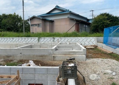 【玄関】 | 中荻野新築戸建 | 玄関ポーチにおいて最も重視すべきと言っても良いのが広さです。適切な広さの玄関ポーチでないと外見的なバランスは崩れてしまいますし、何より使いにくくなってしまいますので、現地で実際に下見をしてみましょう！