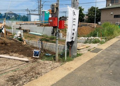 【前面道路含む現地写真】 | 中荻野新築戸建 | 住宅用の土地では前面道路に2m以上接していなければならないと法律で定められています。しかし、お持ちの車のサイズやライフスタイルなどにより、2mでは利便が悪い場合もございますので、事前に確認しましょう。