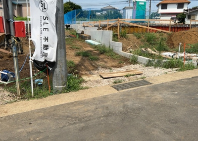 【前面道路含む現地写真】 | 中荻野新築戸建 | お持ちの車種によっては前面道路が広い方が便利でしょう。しかし、前面道路が広ければその分交通量が多くなるため、騒音などが気になる場合があります。実際に現地を見学し、周辺交通量や騒音などを確認しましょう！
