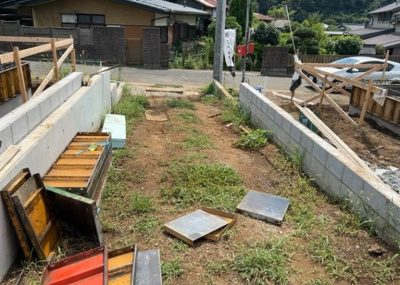 【駐車場】 | 中荻野新築戸建 | 駐車場と明記されていても、最小スペースでつくられた駐車場だと大型車は駐車できなかったり、出入りしにくくなったりする可能性があります。お車のサイズと購入したい物件の駐車場のサイズを現地で確認しましょう。