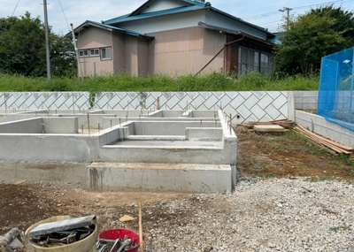 【玄関】 | 中荻野新築戸建 | 玄関は家の顔でもあり、家族以外の目にも止まる場所です。玄関は外との間を仕切る扉、靴などをしまっておく収納スペース、靴脱ぎのたたきスペース、来客とのやり取りをするドアホンなど複数のアイテムからなります。
