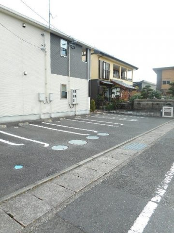 ハッピー　メゾンの駐車場