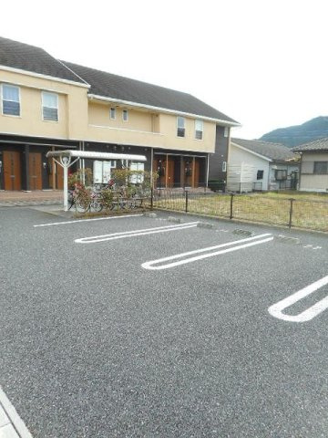 クレメントガーデンハウス　Ａ棟の駐車場