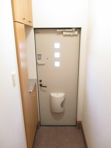 クレメントガーデンハウス　Ａ棟の玄関