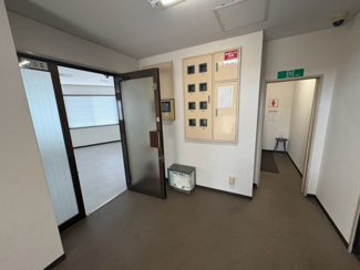 【その他】 | 菊水第二ビル | 写真のように、トイレは物件の隣にあります。