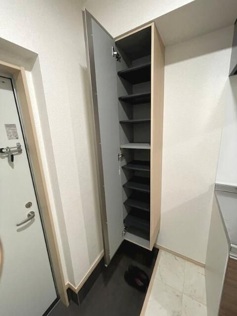 エクスモーション西日暮里の玄関
