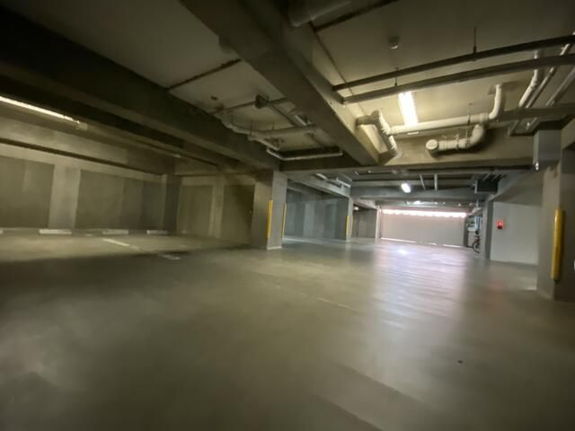 ヤサビアンの駐車場