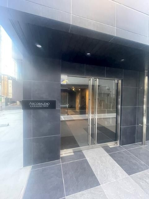 ＡＲＣＯＢＡＬＥＮＯ　ＫＡＷＡＳＡＫＩ　ＷＥＳＴのエントランス
