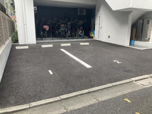 アルティオ　ドマーニの駐車場