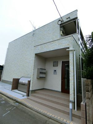 狭山市富士見１丁目のアパートのエントランス