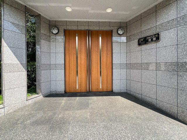 スカイコート原宿のエントランス