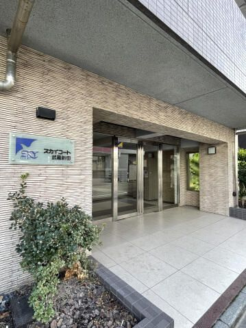 スカイコート武蔵新田のエントランス
