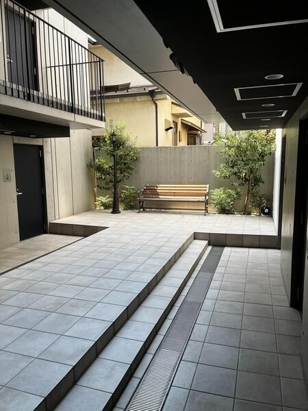 コスモリード東高円寺レジデンスのエントランス