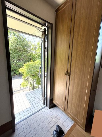 商談中　伊豆高原　利便性の良い平坦角地の3SLDKの玄関|玄関収納あります
