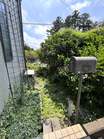商談中　伊豆高原　利便性の良い平坦角地の3SLDKの庭|玄関横のお庭