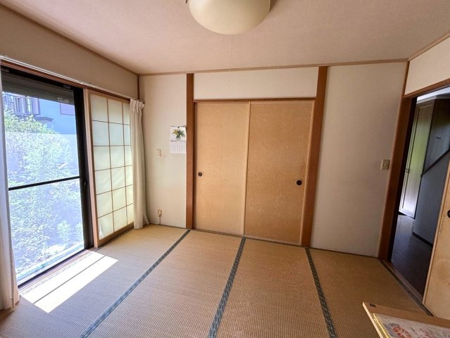 商談中　伊豆高原　利便性の良い平坦角地の3SLDKの和室|リビング横の和室6帖