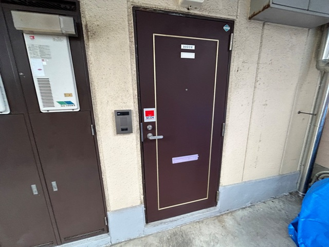 国領明和の玄関
